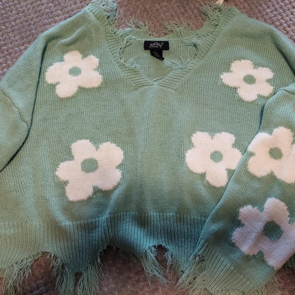Sweater in good condition. Size extra large in ladies.